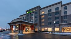 Holiday Inn Express Hotel & Suites