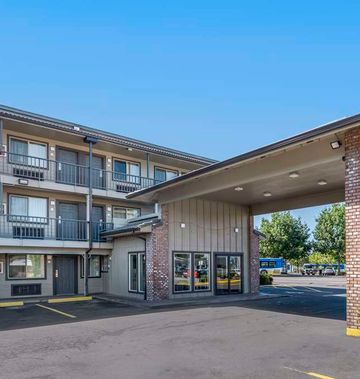 Econo Lodge Inn & Suites Portland Int'l