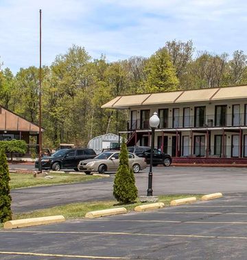Econo Lodge Inn & Suites