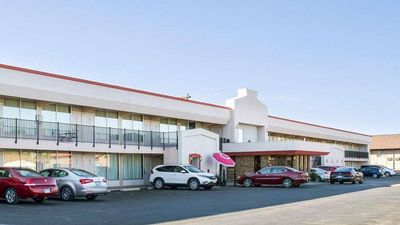 Econo Lodge Wall