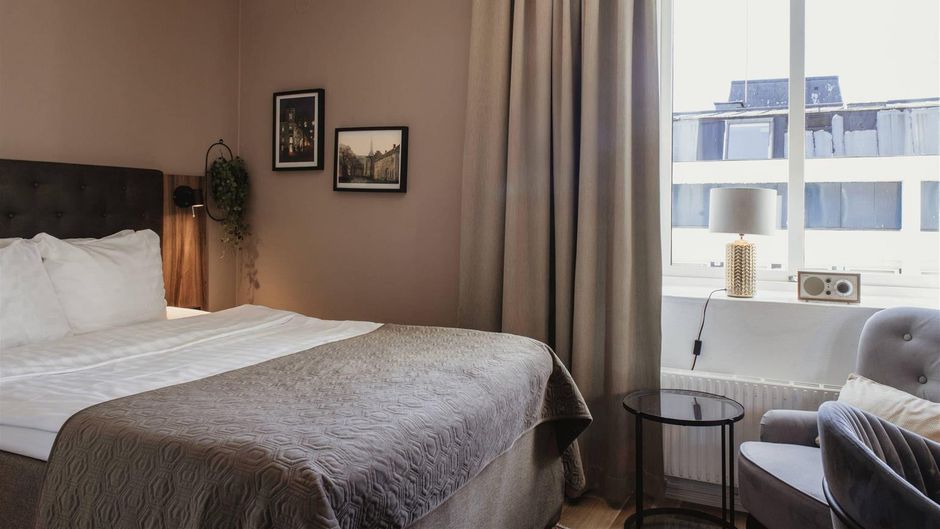 Home Hotel Cardinal Room