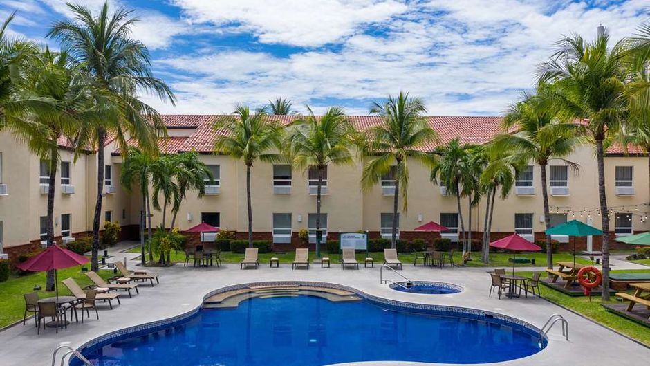 Quality Hotel Real Aeropuerto Pool