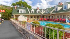 Econo Lodge Inn & Suites
