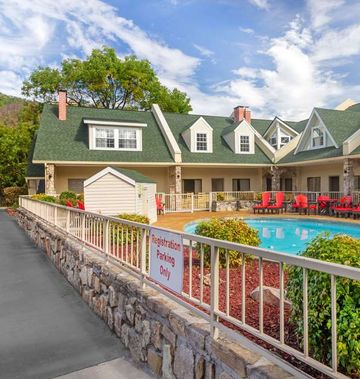 Econo Lodge Inn & Suites