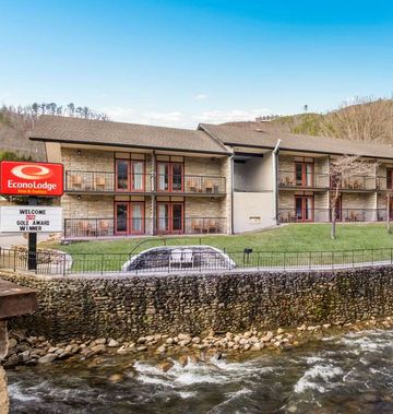 Econo Lodge Inn & Suites on the River