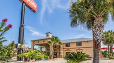 Econo Lodge & Suites