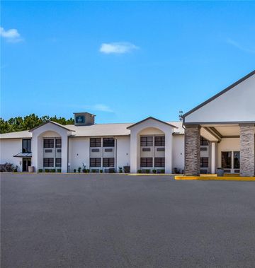 Clarion Pointe Marshall