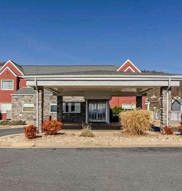 Clarion Pointe Staunton East