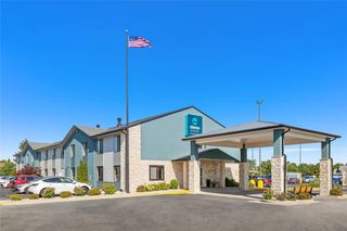 Clarion Pointe Racine-Mount Pleasant
