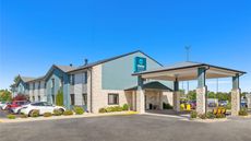 Clarion Pointe Racine-Mount Pleasant