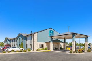 Clarion Pointe Racine-Mount Pleasant