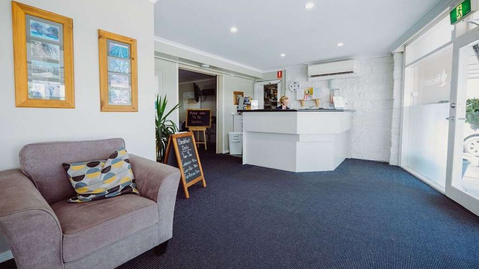 Artesian Spa Motor Inn Lobby