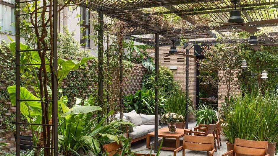 Alexandra Barcelona, Curio Collection Pool