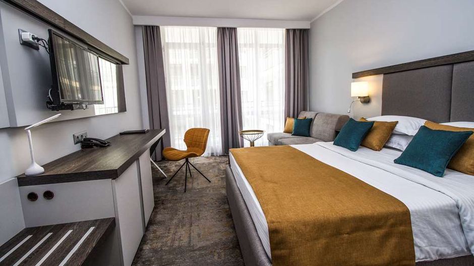 Best Western Plus Premium Inn Room