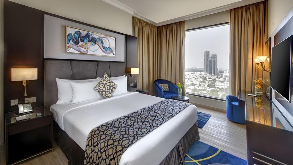 Two Seasons Hotel & Apartments Room