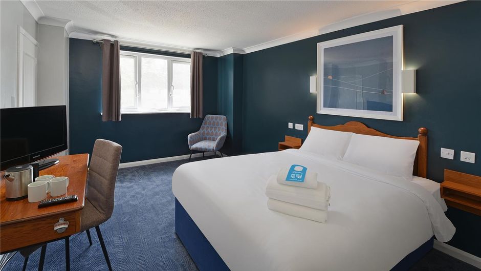 Travelodge Frimley Hotel Room