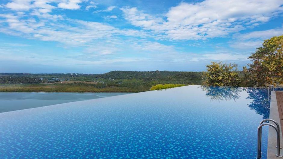 DoubleTree by Hilton Goa-Panaji Pool