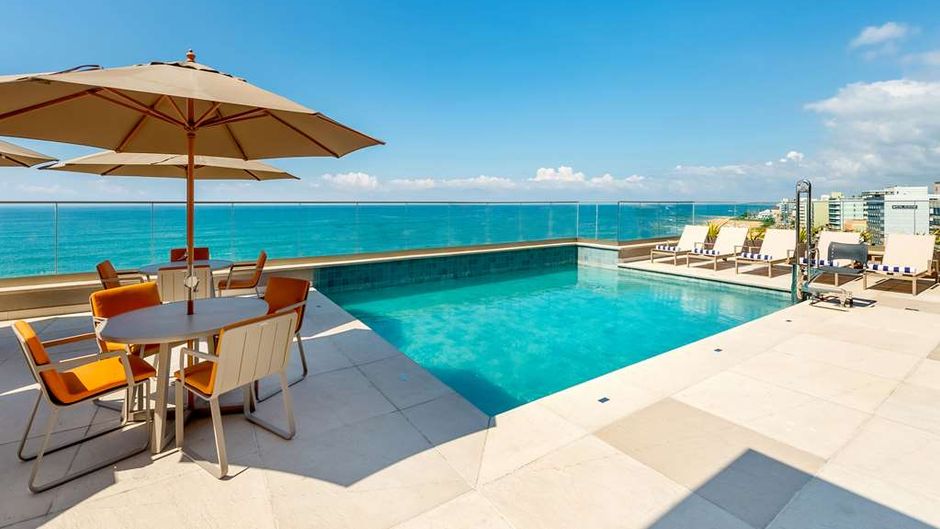 Comfort Suites Macae Pool