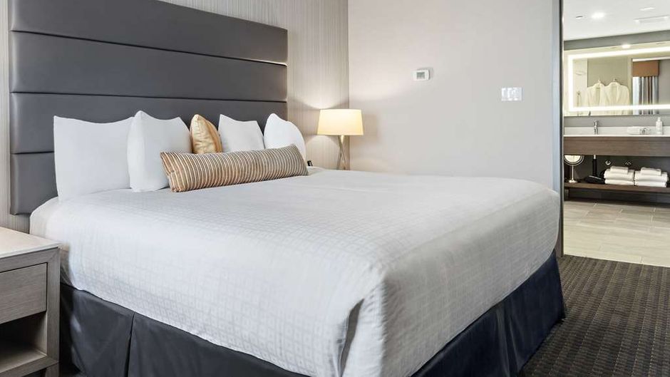 BW Premier Calgary Plaza Hotel-Conf Cntr Suite