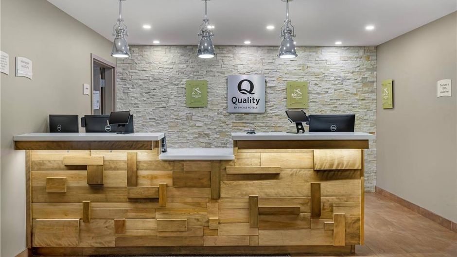 Quality Inn & Suites Bathurst Lobby