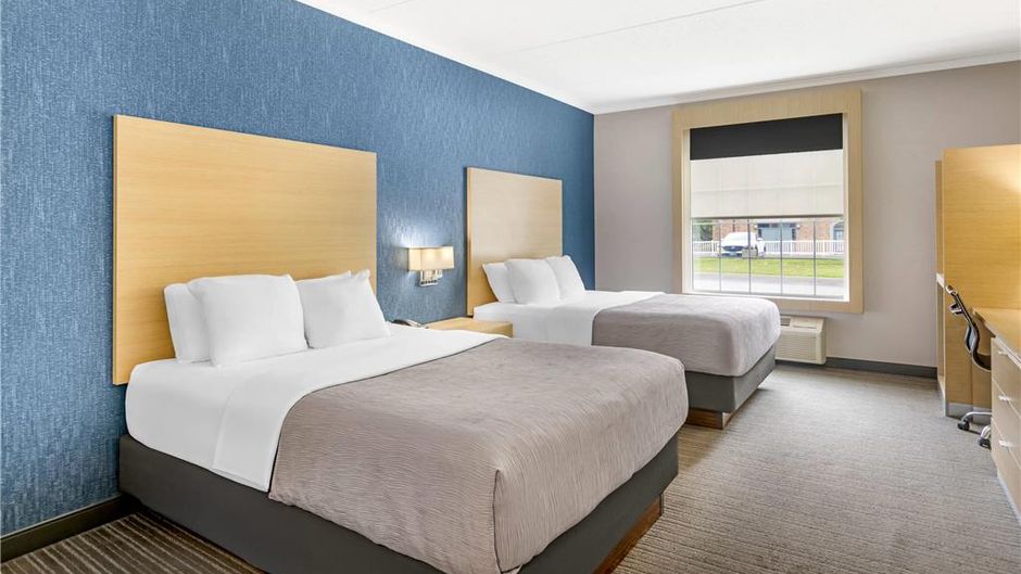 Quality Inn & Suites Oakville, ON Room