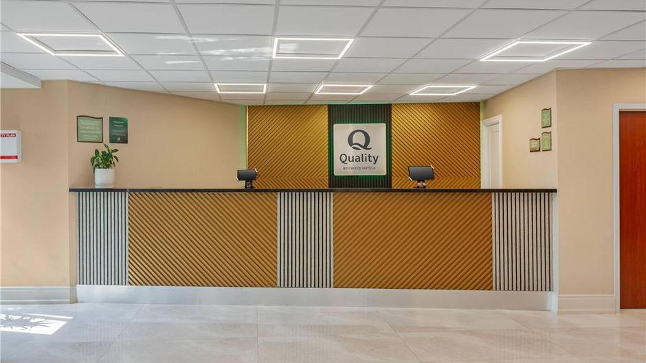 Quality Inn & Suites Brampton Lobby