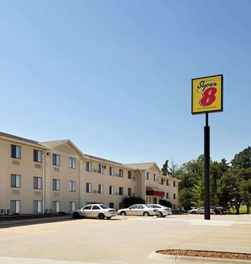 Super 8 by Wyndham Lincoln North
