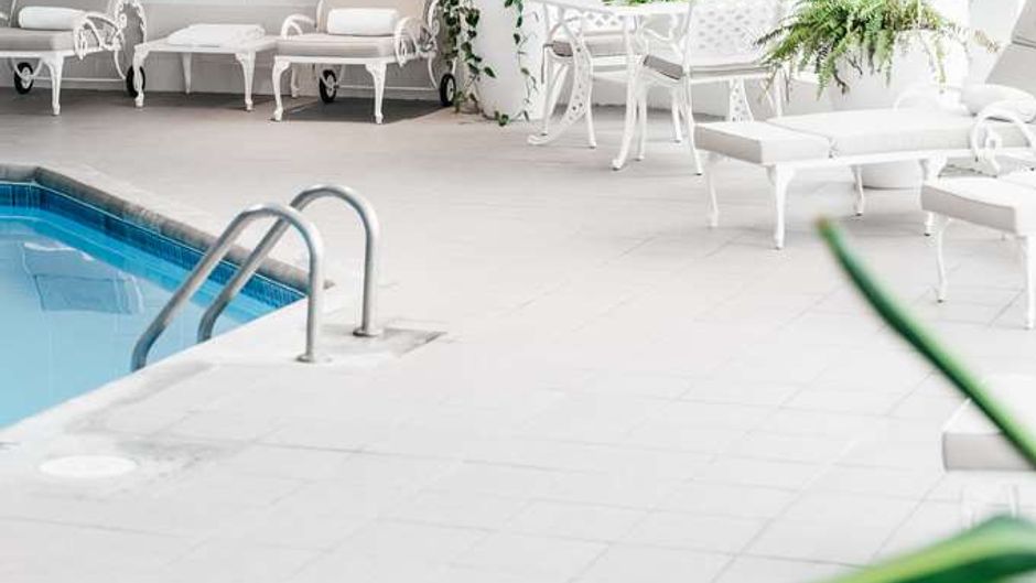 Chateau Vaudreuil Suites Hotel Pool