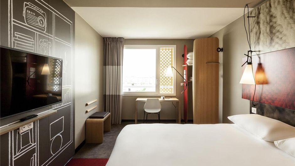 Ibis Lyon Carre de Soie Room