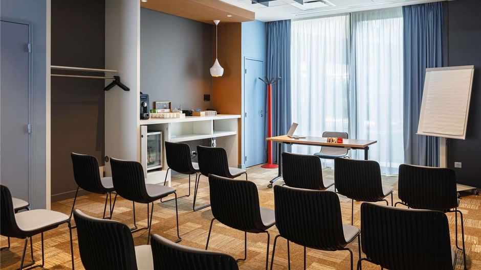 Ibis Lyon Carre de Soie Exterior