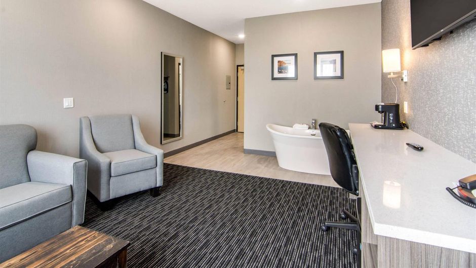 Comfort Inn & Suites North Battleford Suite