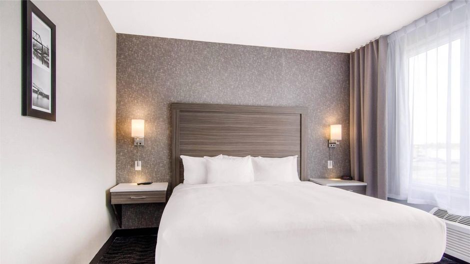 Comfort Inn & Suites North Battleford Suite