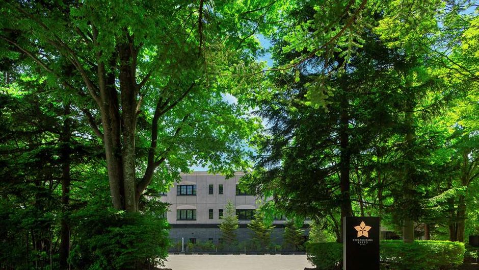 Kyukaruizawa Kikyo, Curio Collection Exterior