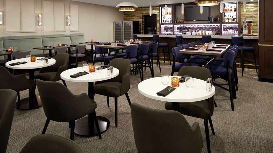 DoubleTree by Hilton Montreal Airport Restaurant