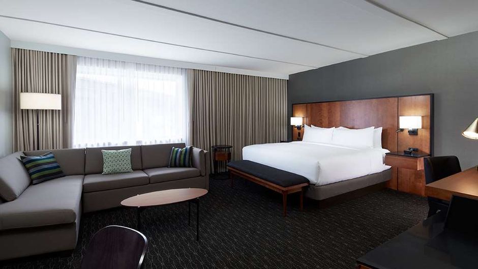 DoubleTree by Hilton Montreal Airport Room