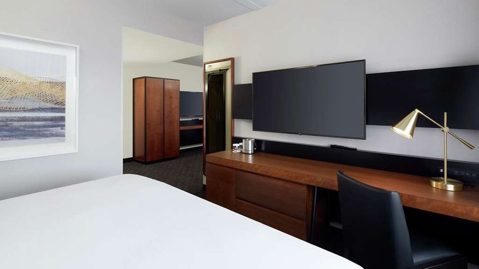 DoubleTree by Hilton Montreal Airport Room
