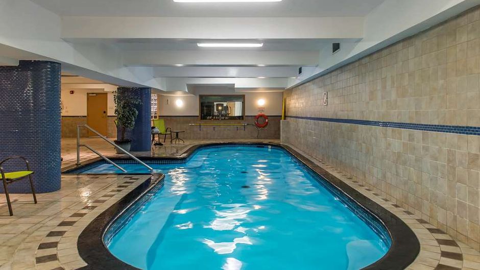 Ramada Plaza Montreal Pool