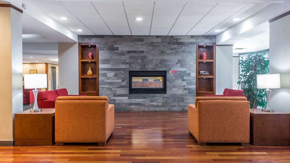 Ramada Plaza Montreal Lobby