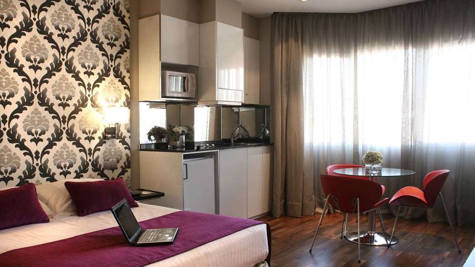 Jardines de Sabatini Apartosuites Room