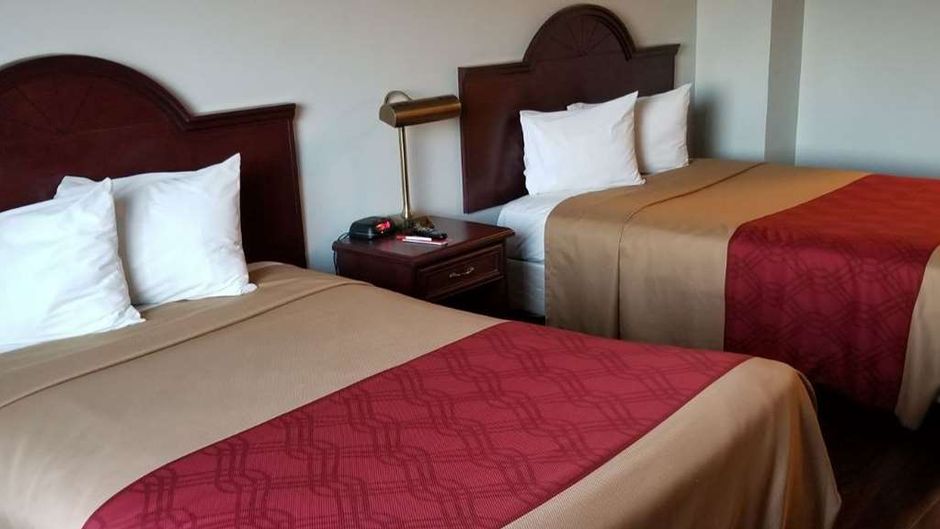 Baymont Inn & Suites Montreal Airport Room
