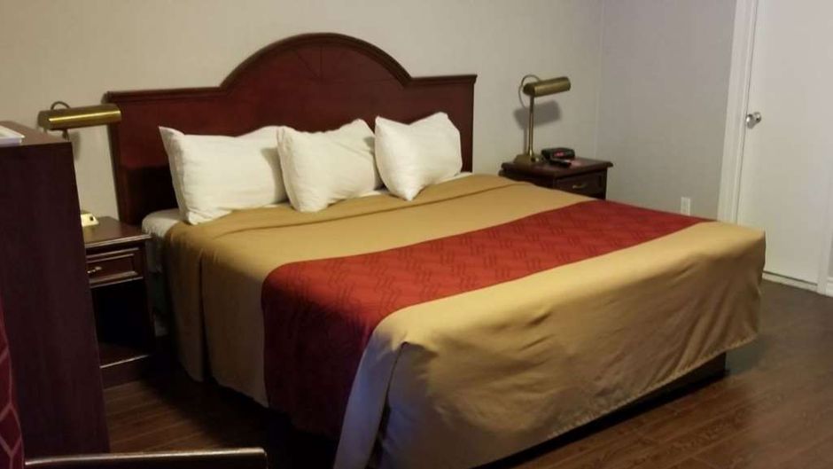 Baymont Inn & Suites Montreal Airport Room