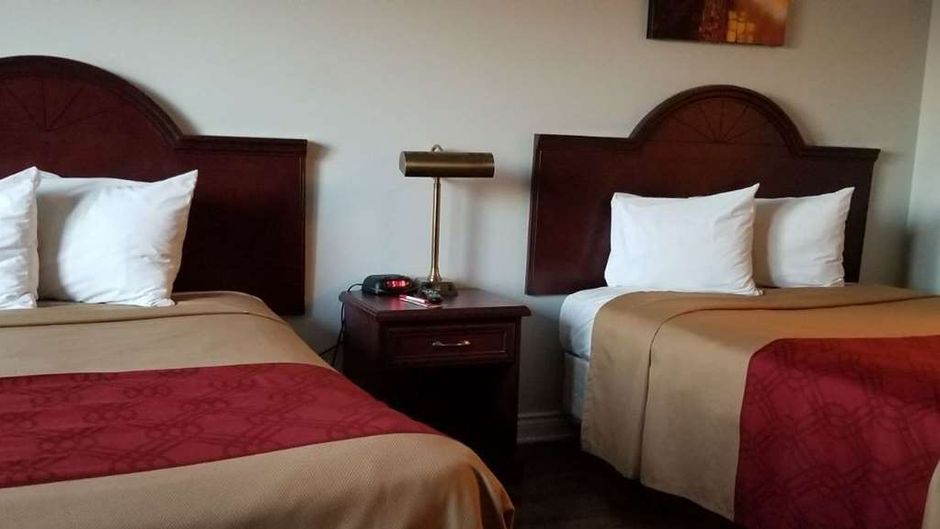 Baymont Inn & Suites Montreal Airport Room