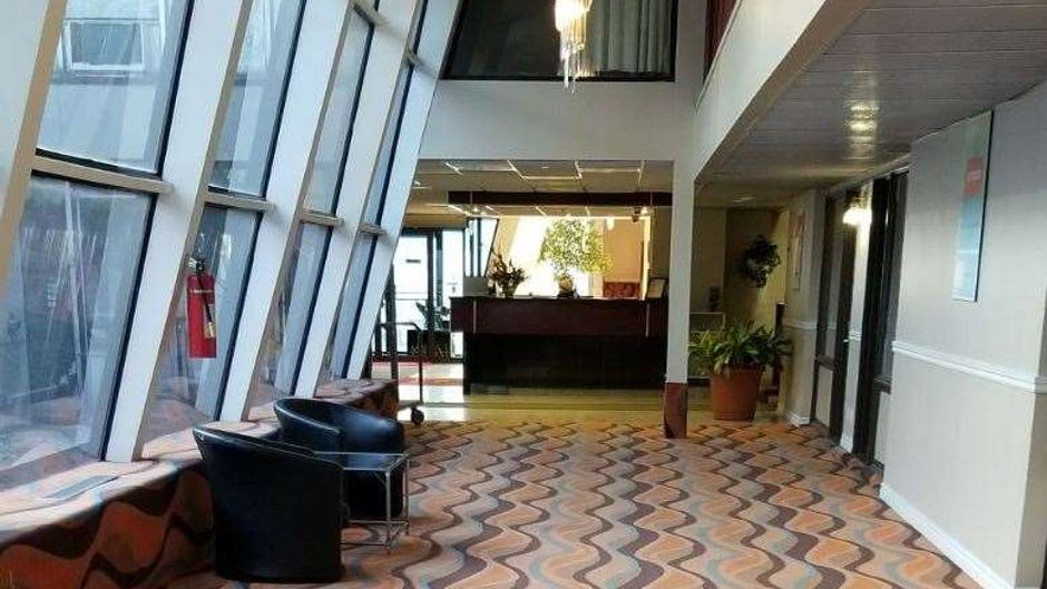 Baymont Inn & Suites Montreal Airport Lobby