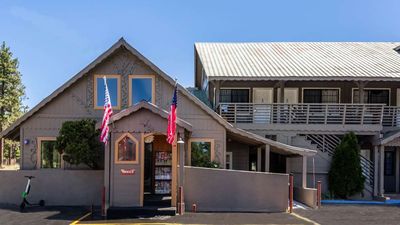 Econo Lodge Inn and Suites