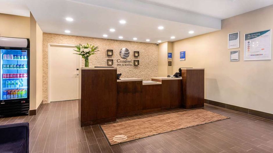 Comfort Inn and Suites Bowmanville Lobby