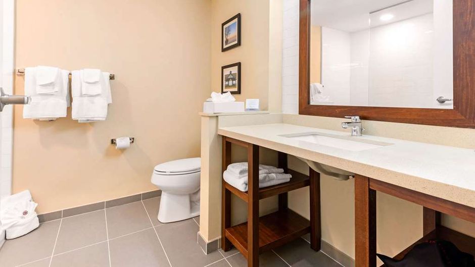 Comfort Inn and Suites Bowmanville Room