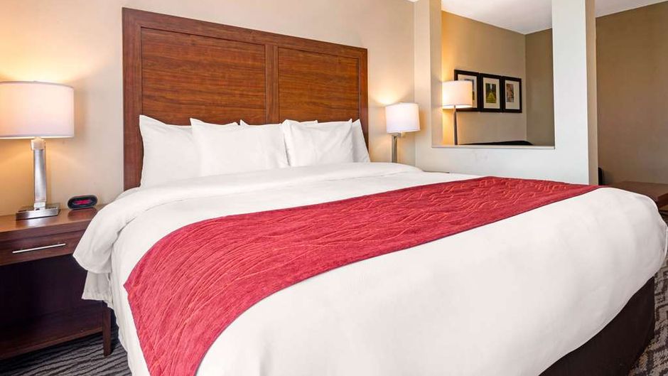 Comfort Inn and Suites Bowmanville Suite