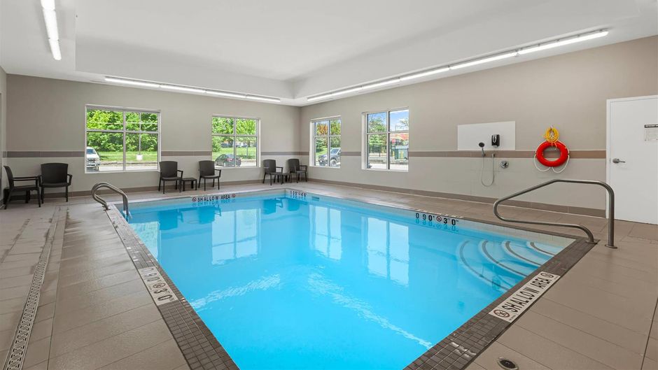 Comfort Inn and Suites Bowmanville Pool