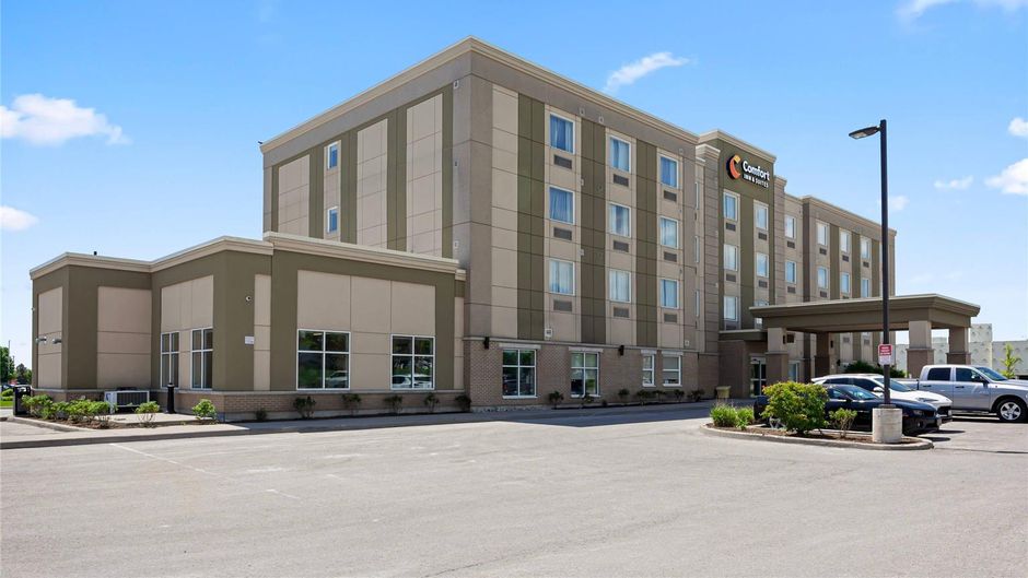 Comfort Inn and Suites Bowmanville Exterior