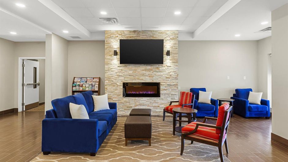 Comfort Inn and Suites Bowmanville Lobby